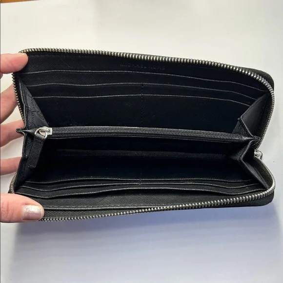 Michael Kors Monochrome Houndstooth Zip Wallet - Picture 3 of 8